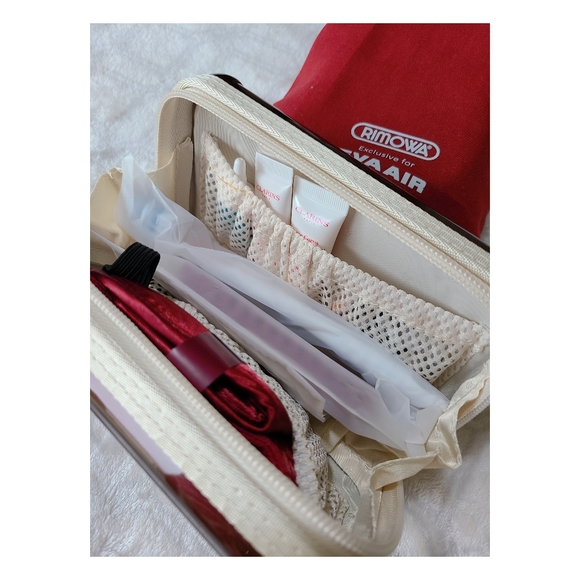 (NEW) RIMOWA x EVA Air Travel Amenity Kit - Picture 3 of 4
